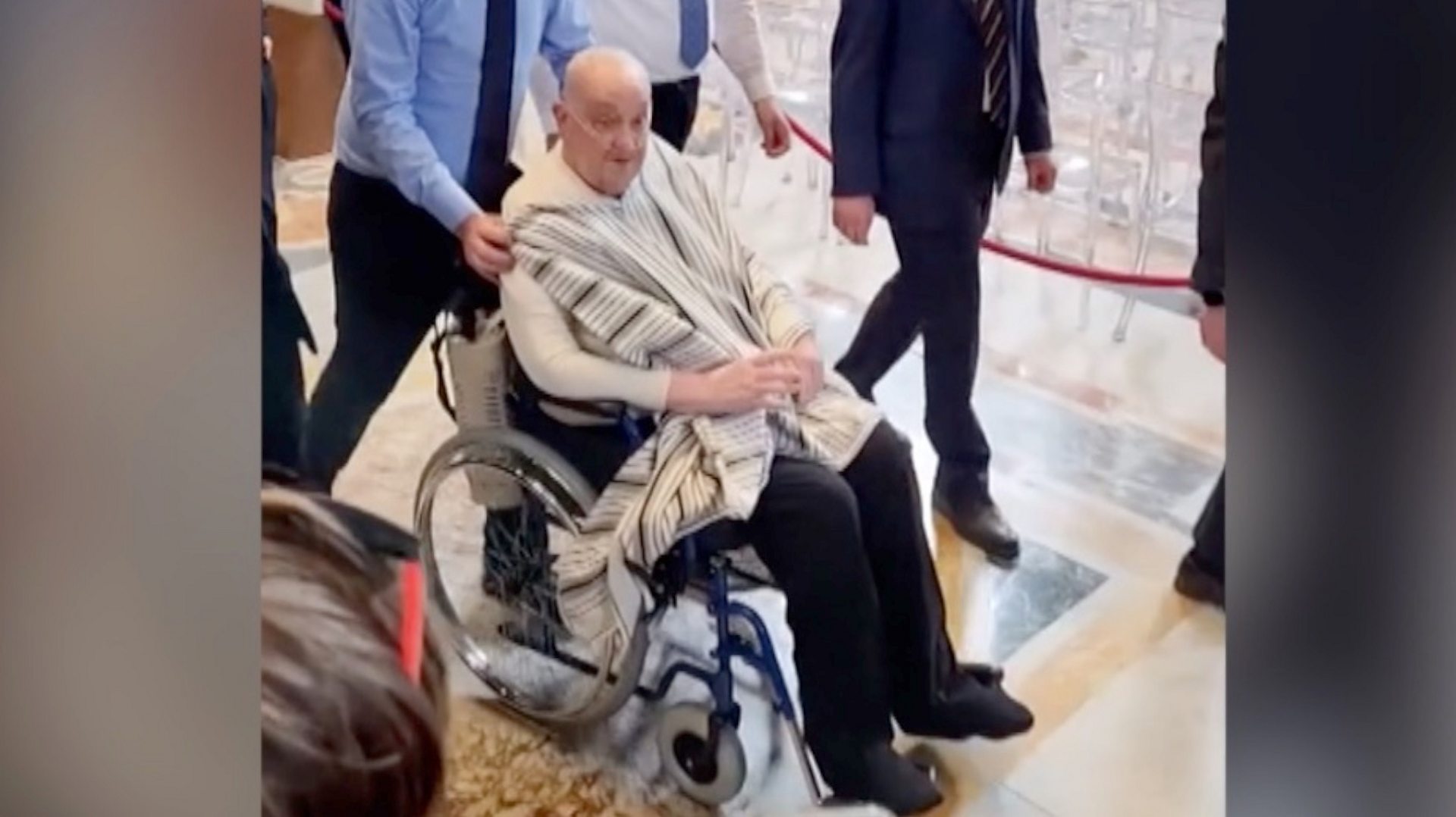 Pape - Le Pape aperçu sans sa tenue papale habituelle