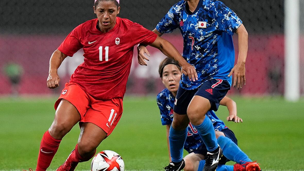 Soccer - Canada Soccer rend hommage à la milieu de terrain vétéran Desiree Scott lors du match amical de mai à Winnipeg
