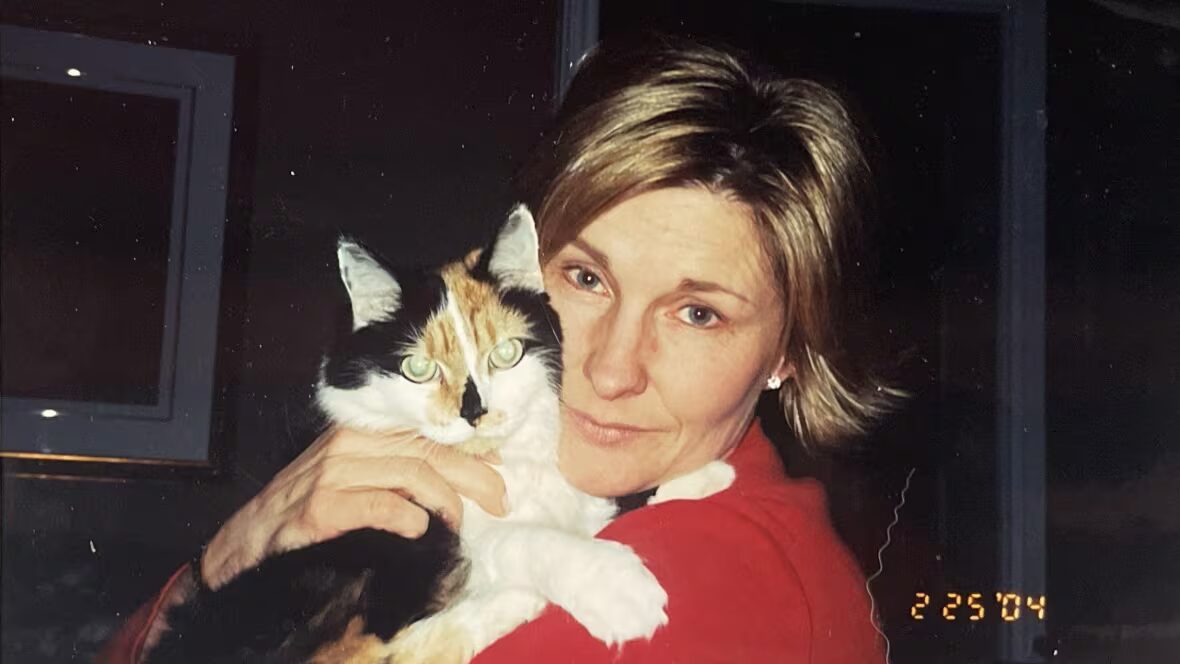 chat - 20 ans plus tard, une femme de l'Ontario découvre que les cendres de son chat bien-aimé Jewels sont en réalité celles d'un chien nommé Sparky