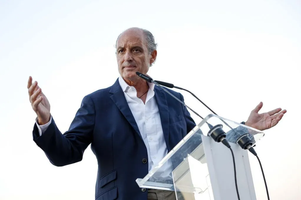 Camps - Camps profite de la faiblesse de Mazón pour relancer le 'vieux' PP, tandis que dans le parti, on avertit : "ce serait une erreur de le mépriser"