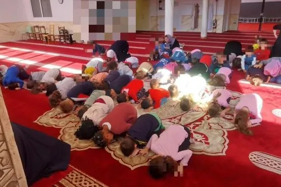garderie - Polémique sur la photo des enfants d'une garderie catholique à genoux lors de la visite d'une mosquée à Trévise
