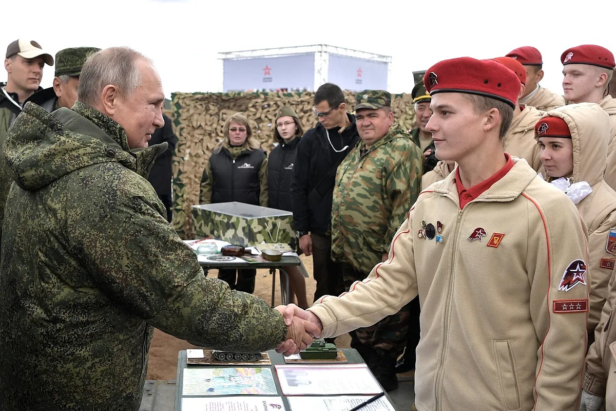 Enfants - Russie Adoctrine Des Enfants Ukrainiens Pour Combattre Contre Leurs Compatriotes : "On Nous Emmenait Dans Un Polygone Et On Nous Faisait Ramper Avec Des AK-47 En Bois"