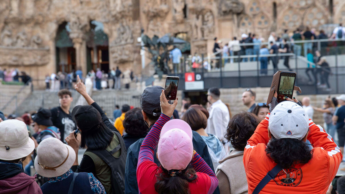 Barcelone - Des pickpockets tentent de lui voler son appareil photo à Barcelone : comment il les neutralise avec une prise de kung-fu ?