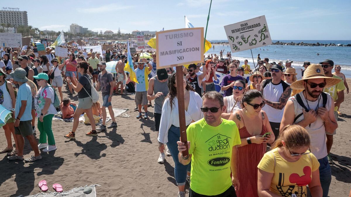 manifestent - Canaries : Des milliers de personnes manifestent contre le surtourisme