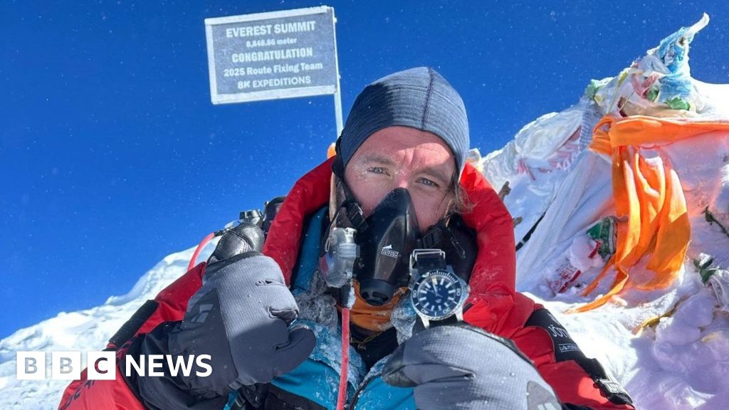 Everest - Un ancien marine atteint le sommet de l'Everest après un triathlon de 8 000 miles