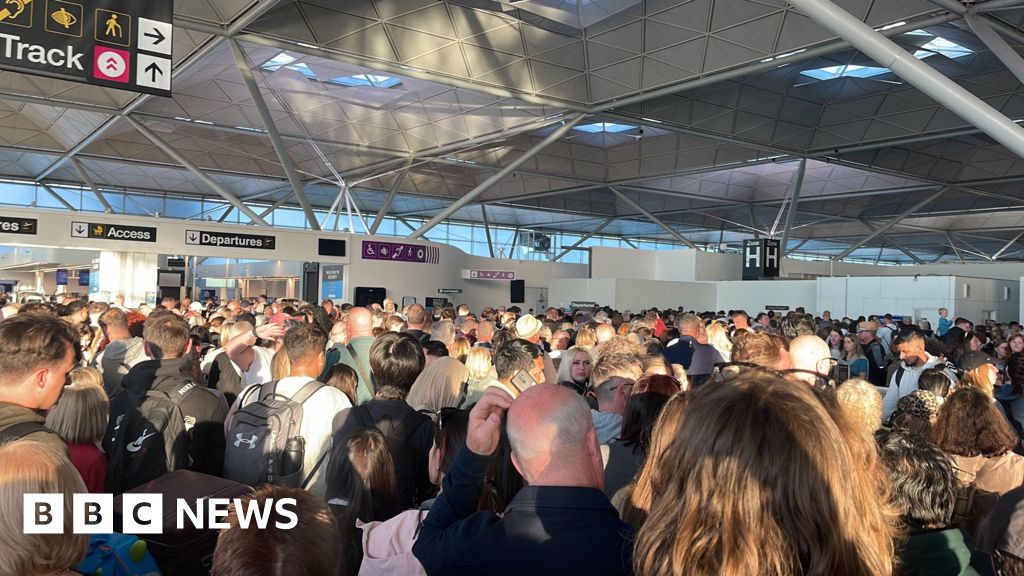 aéroport - Longues files d'attente à l'aéroport de Stansted en raison d'un problème informatique entraînant des retards