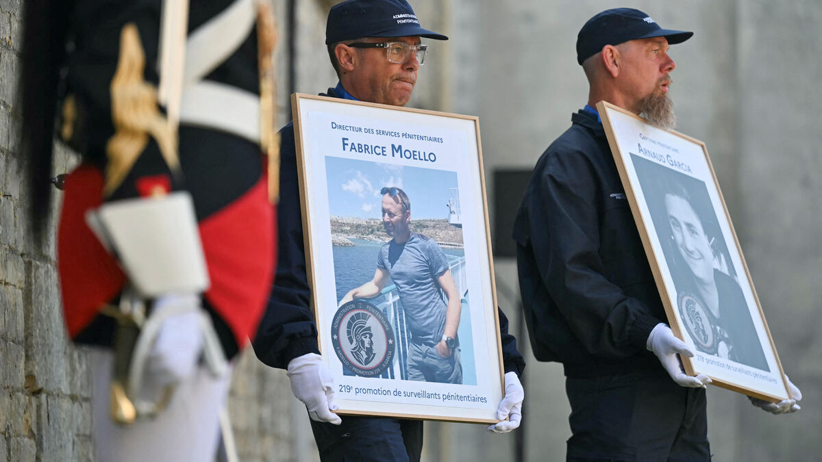 Macron - Un an après l'évasion de Mohammed Amra, Emmanuel Macron rend hommage aux deux agents tués au péage d'Incarville