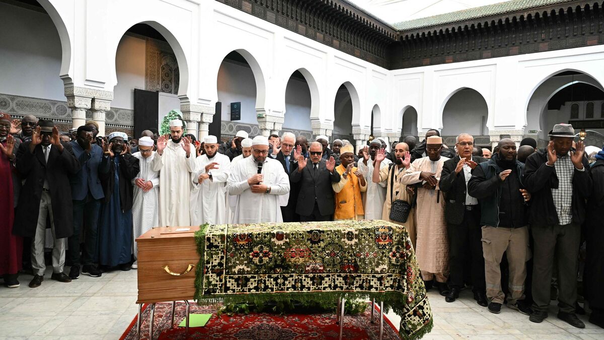 Cercueil - Meurtre d’Aboubakar Cissé : Le cercueil exposé à la Grande Mosquée de Paris pour un hommage