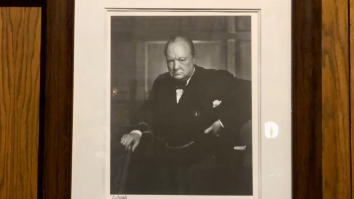 photo - Un homme condamné à deux ans de prison pour avoir volé une photo de Winston Churchill