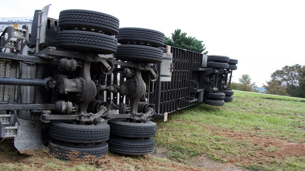 semi-remorque - Un semi-remorque se renverse, dispersant des millions de pièces de dix centimes sur une autoroute au Texas