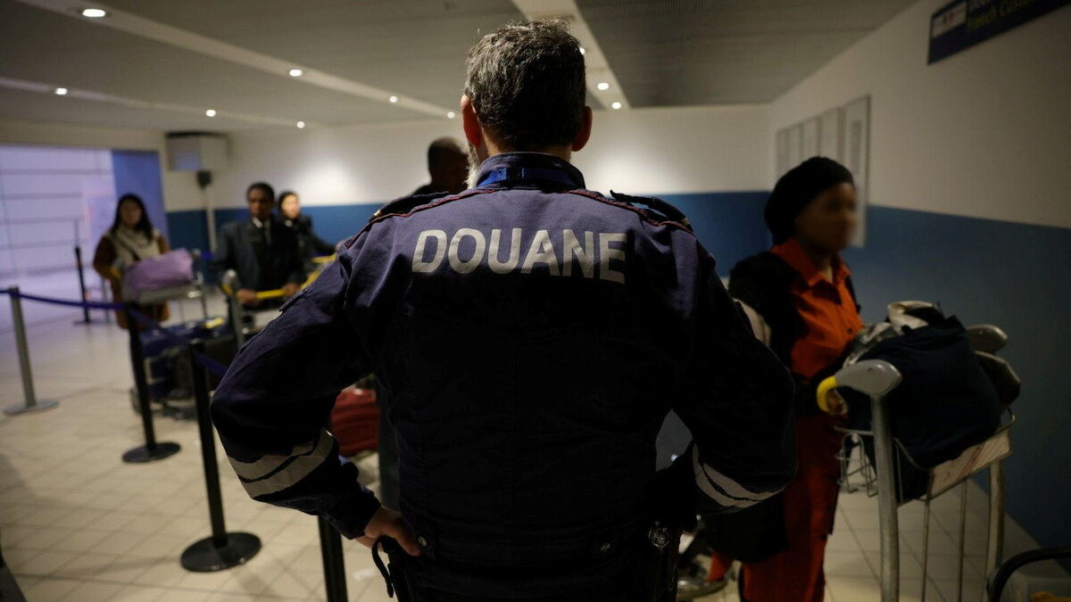 sénatrice - Une sénatrice LR arrêtée avec 110 cartouches de cigarettes non déclarées à l'aéroport de Roissy-Charles de Gaulle