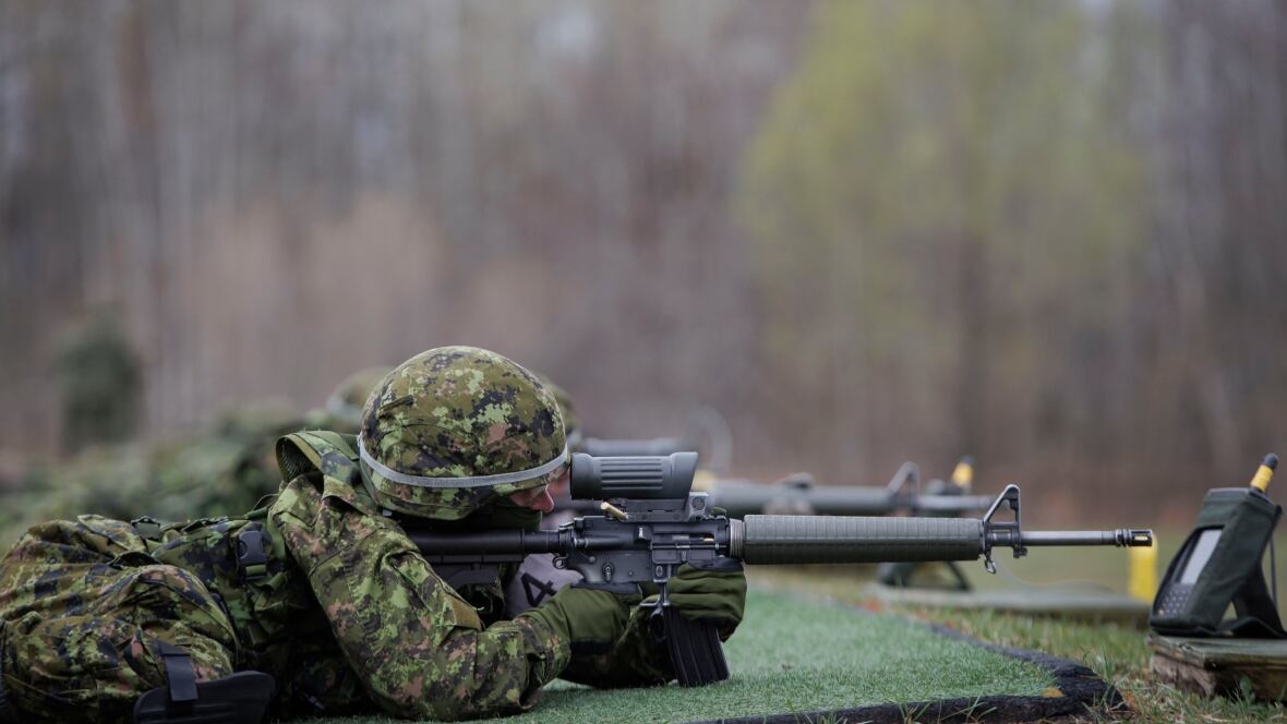 rapport - Un rapport militaire canadien divulgué révèle que de nombreux nouveaux recrues quittent rapidement les rangs