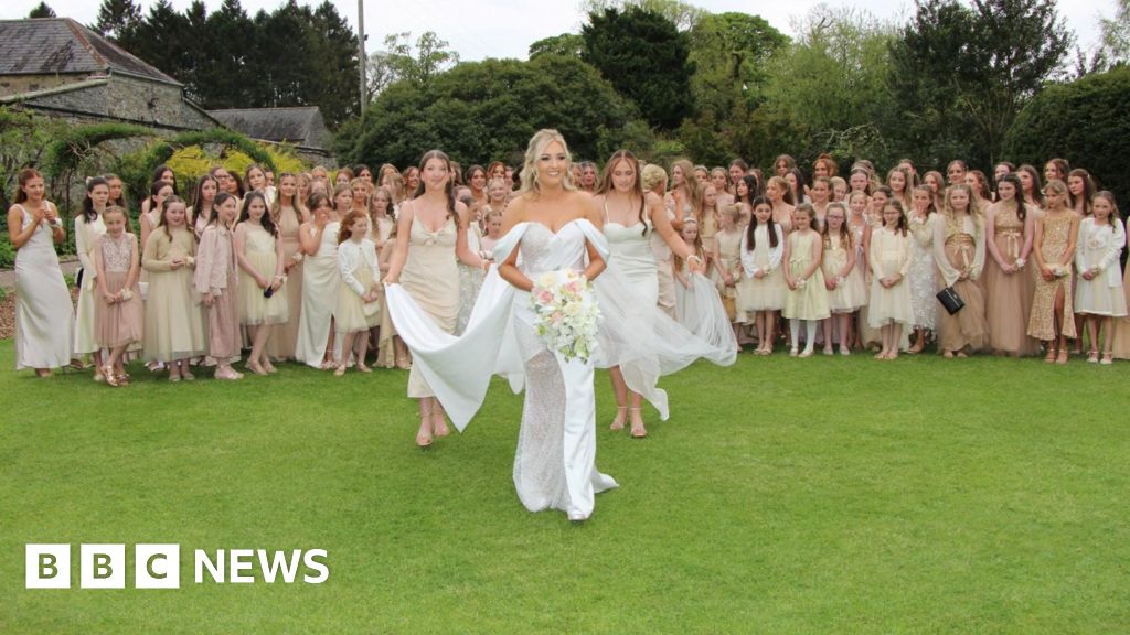 mariage - Un jour inoubliable : Le mariage avec près de 100 demoiselles d'honneur