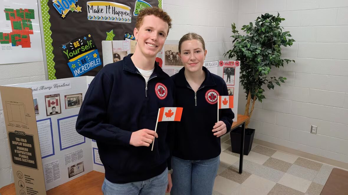 Canada - « Ils avaient 2 ans de plus que nous » : des étudiants du Canada commémorent le 80e anniversaire du jour de la Victoire