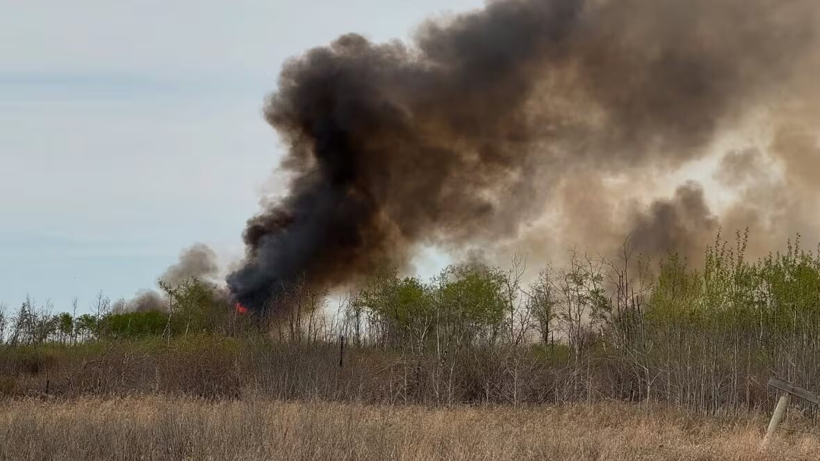 pompier - Un pompier sauve 3 frères endormis alors qu'un feu de broussailles détruit une maison sur une Première Nation en Saskatchewan