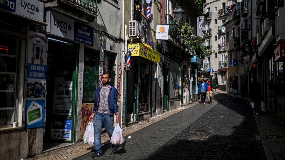 Portugal - Les étrangers affluent vers le Portugal « accueillant ». Pourquoi expulse-t-il maintenant des migrants ?