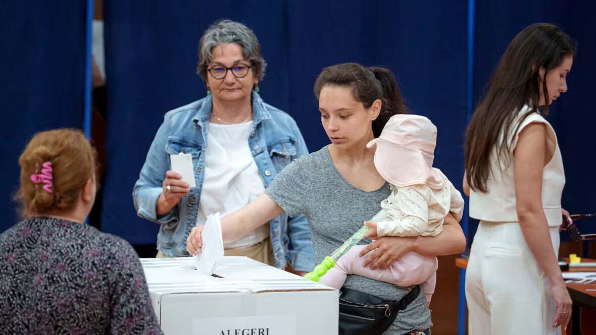 élection - Roumanie : Vote lors d'une nouvelle élection après l'annulation du précédent scrutin en raison de prétentions d'ingérence russe