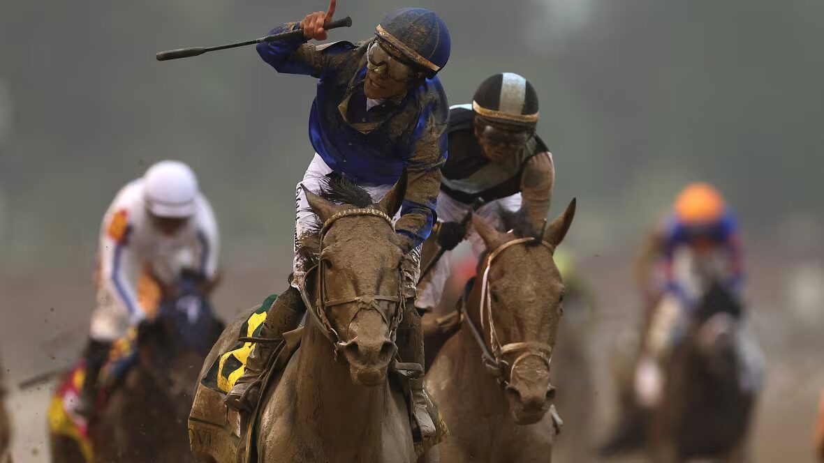 Souveraineté - Souveraineté surpasse le favori 3-1, le journalisme, dans la lutte pour gagner le 151e Kentucky Derby dans la boue