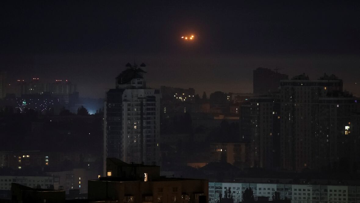 Russie - La Russie attaque l'Ukraine pour la troisième nuit consécutive, selon des responsables ukrainiens.