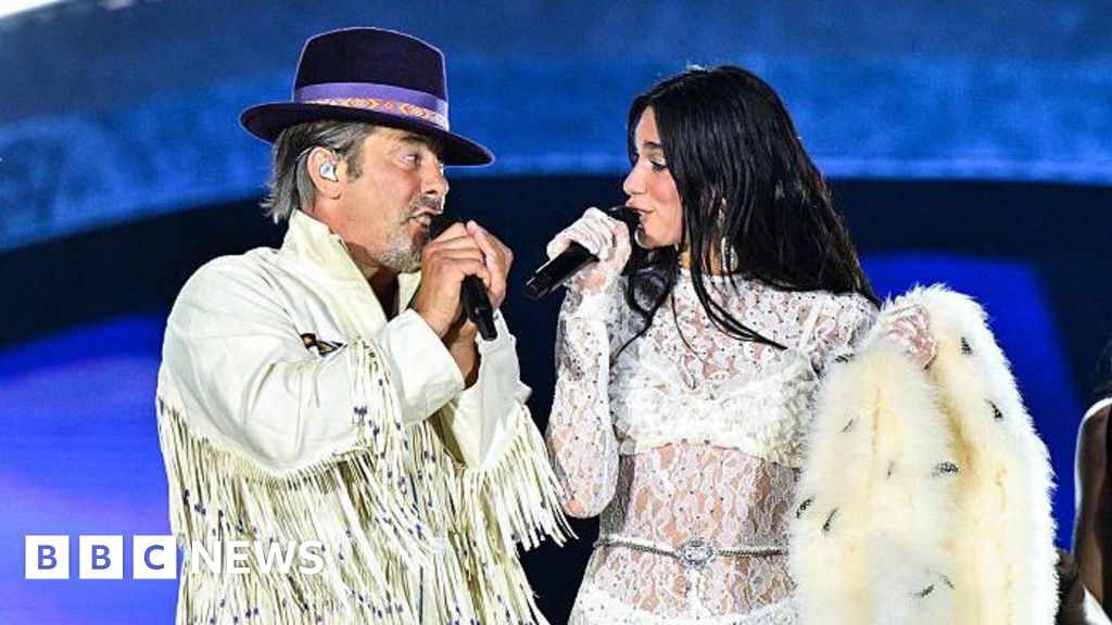 Dua - Dua Lipa fait monter Jamiroquai sur scène lors de ses débuts émouvants à Wembley