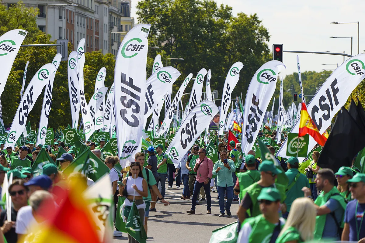 Salaire - Les Fonctionnaires Atteignent Le Milieu De L'Année Avec Un Salaire Gelé : Le Gouvernement Doit Déjà Près De 600 Euros À Chaque Employé Public