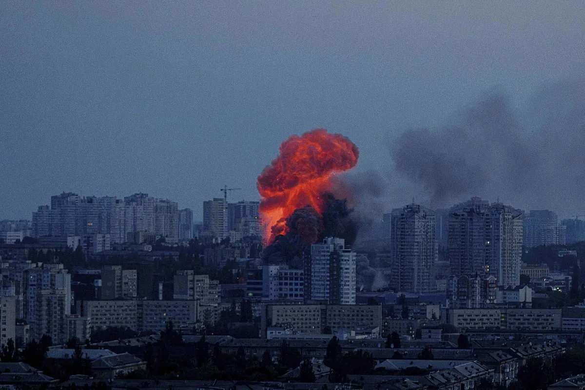 attaque - Un nouvel attaque massif russe frappe Kiev, faisant au moins quatre morts et détruisant plusieurs voies ferrées.