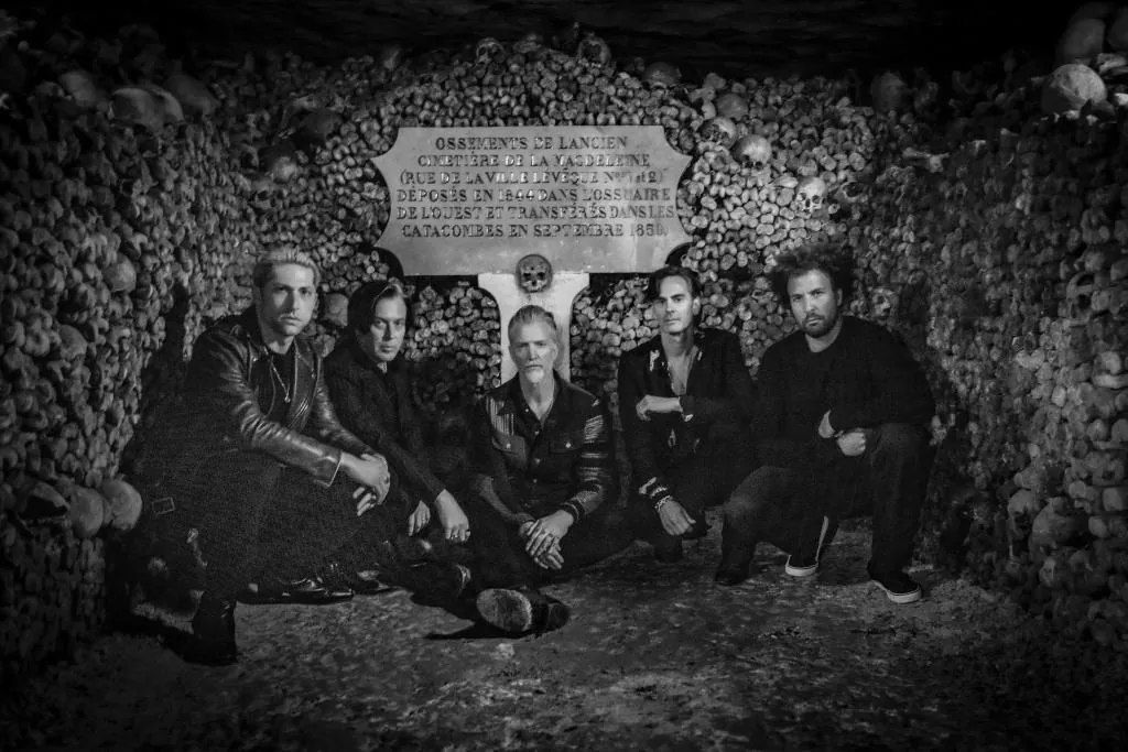 expériences - Josh Homme de Queens Of The Stone Age : "Ma vie est pleine d'expériences proches de la mort"