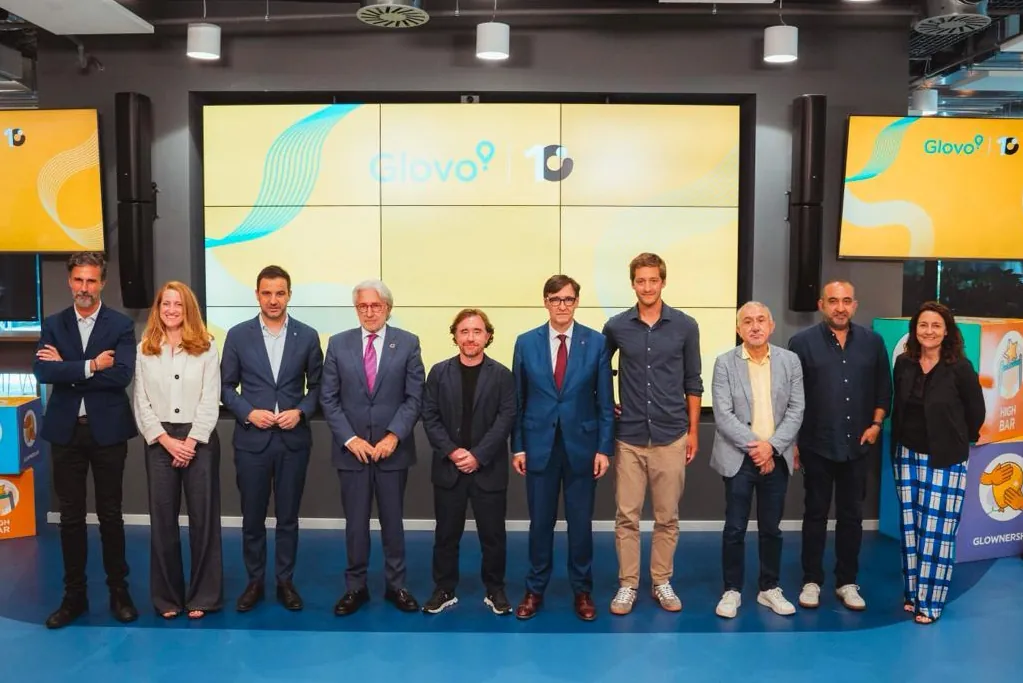 Riders - Glovo Présente Devant Le Juge La Photo Avec Illa Et Les Syndicats Comme Preuve De Son "Soutien" Au Processus De "Régularisation" Des Riders En Plein Procès Sur Les Faux Autonomes