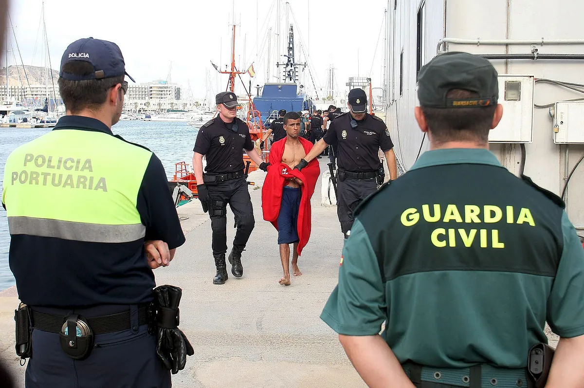 Alicante - Rescousse d'une patera avec 16 adultes et quatre mineurs à Alicante, deux d'entre eux transférés à l'hôpital après 14 jours à la dérive