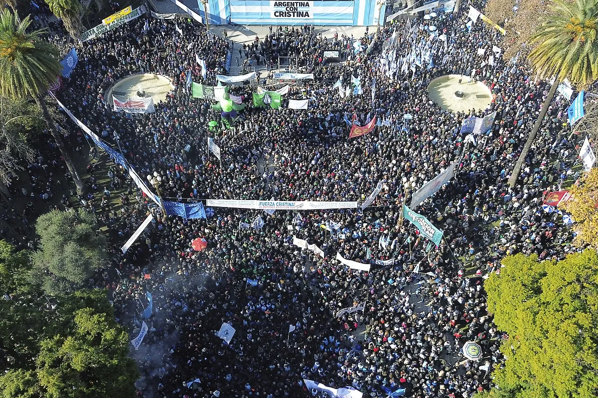 manifestation - Cristina Kirchner défie la justice et Milei lors d'une puissante manifestation péroniste