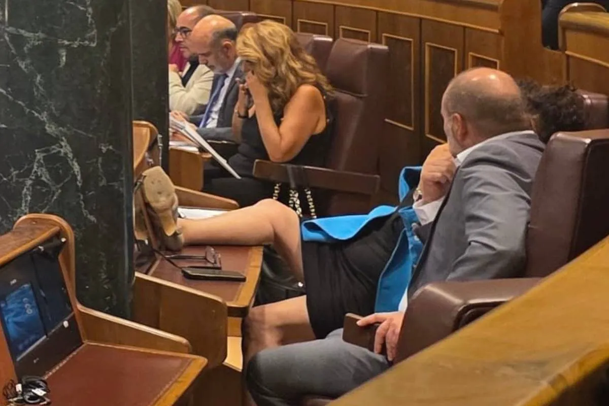députée - La photo controversée de la députée Pilar Vallugera : une jambe sur l'escalier d'Ábalos ?