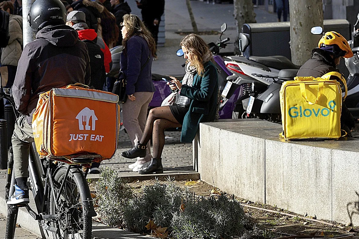 Glovo - De la "stratégie typique de prédation" à "l'inefficacité" : la lutte entre Glovo et Just Eat devant les tribunaux pour les faux indépendants avec 295 millions en jeu