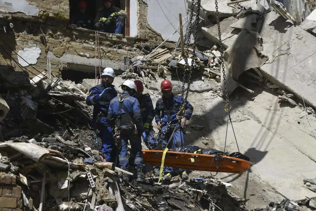 Ukraine - Des attaques nocturnes russes avec drones et missiles font au moins 14 morts en Ukraine, dont neuf à Kiev.