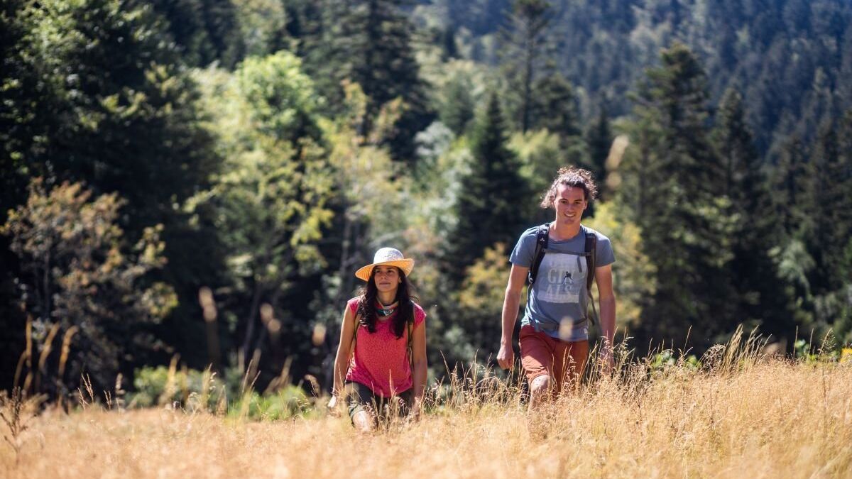 Vacances - « On Marche, On Pédale... » : Vacances Sans Voiture Dans Le Puy-de-Dôme, Découvrez Les Séjours Touristiques Bas-Carbone !