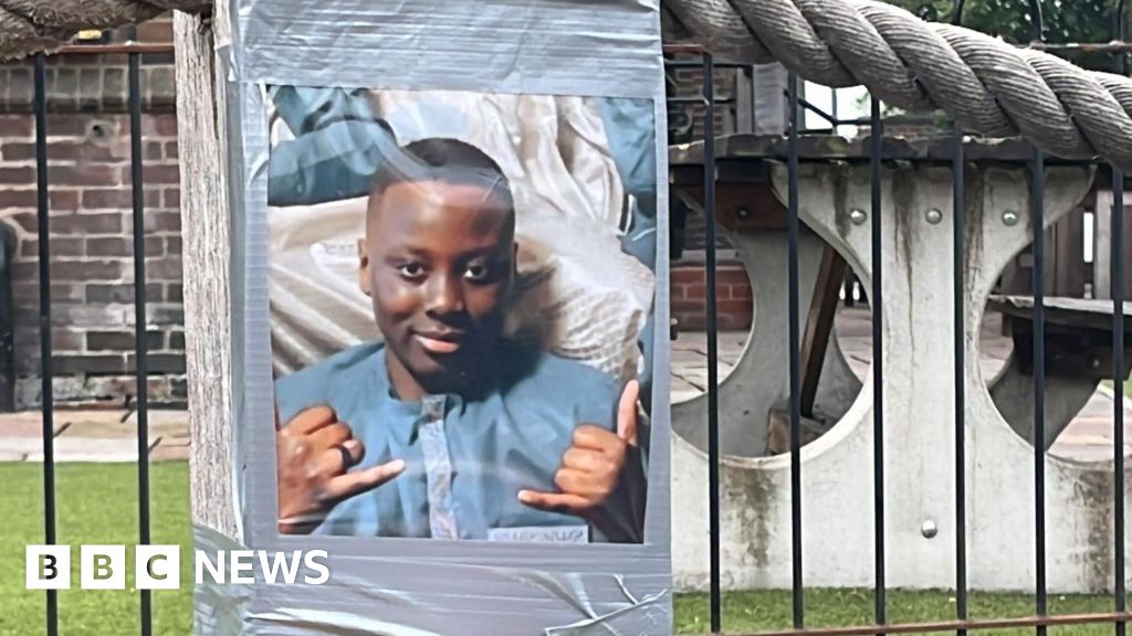 Manchester - Un père se rend sur les lieux à Manchester où son fils de 14 ans a été poignardé à mort