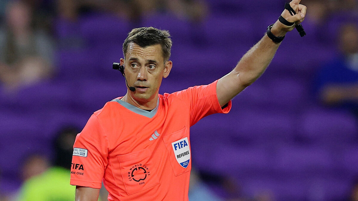 Règle - Coupe du Monde des Clubs : Clément Turpin Vit une Première Mondiale Avec la Nouvelle Règle des Huit Secondes