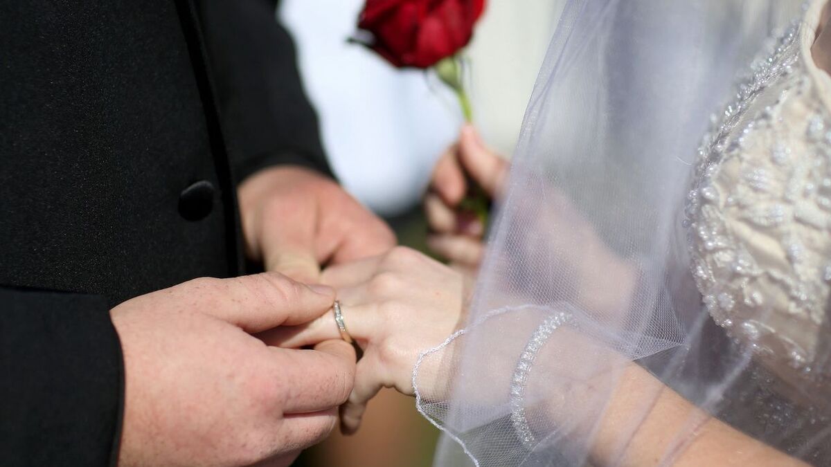 Porsche - Il détourne près de 15 millions d’euros d’un ami pour s'acheter une Porsche et financer le mariage de sa fille.