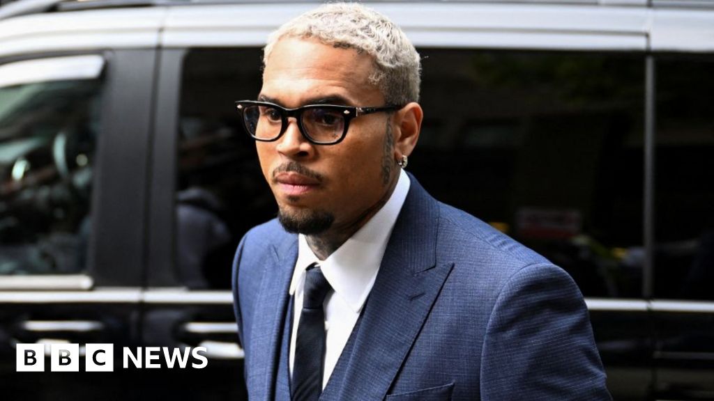 Chris - Chris Brown Se Présente Au Tribunal Pour Répondre À Une Accusation D'Agression
