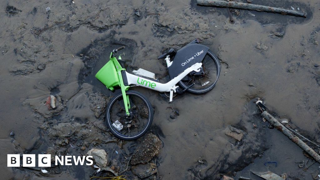 vélos - Des centaines de vélos Lime jetés dans des canaux et rivières présentent un risque de pollution, avertit une association caritative