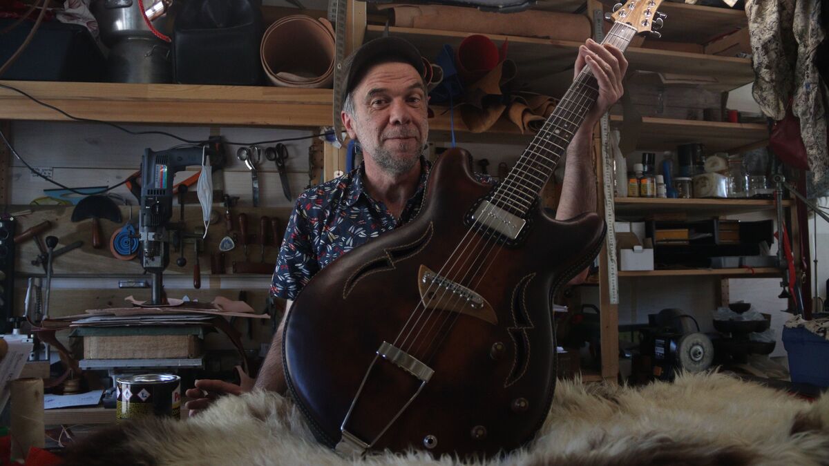 guitare - Un maroquinier et un luthier de Caen créent une guitare… en cuir !