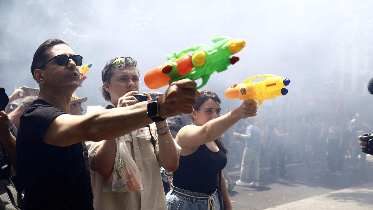 Surtourisme - En Guerre Contre Le Surtourisme, Des Manifestants Espagnols Arrosent Les Vacanciers Au Pistolet à Eau