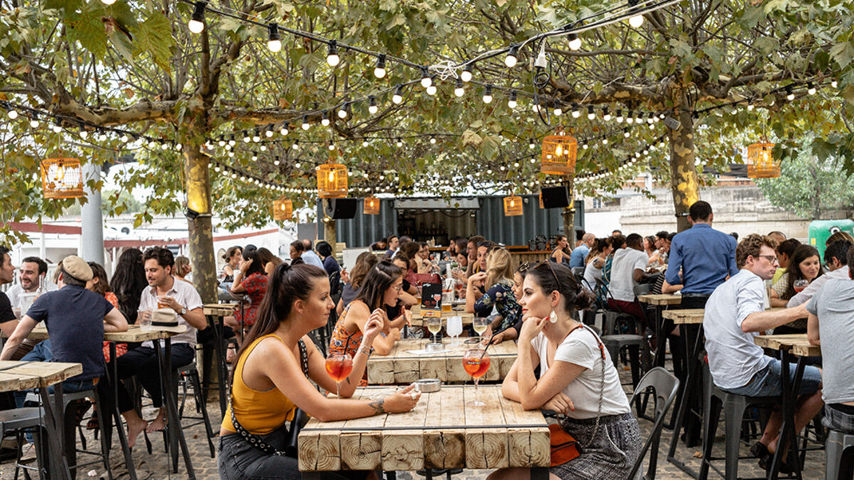 Bière - Bière, Verre de Rosé, Thé Glacé… Pourquoi Éviter Ces Boissons Lorsqu'il Fait Très Chaud ?