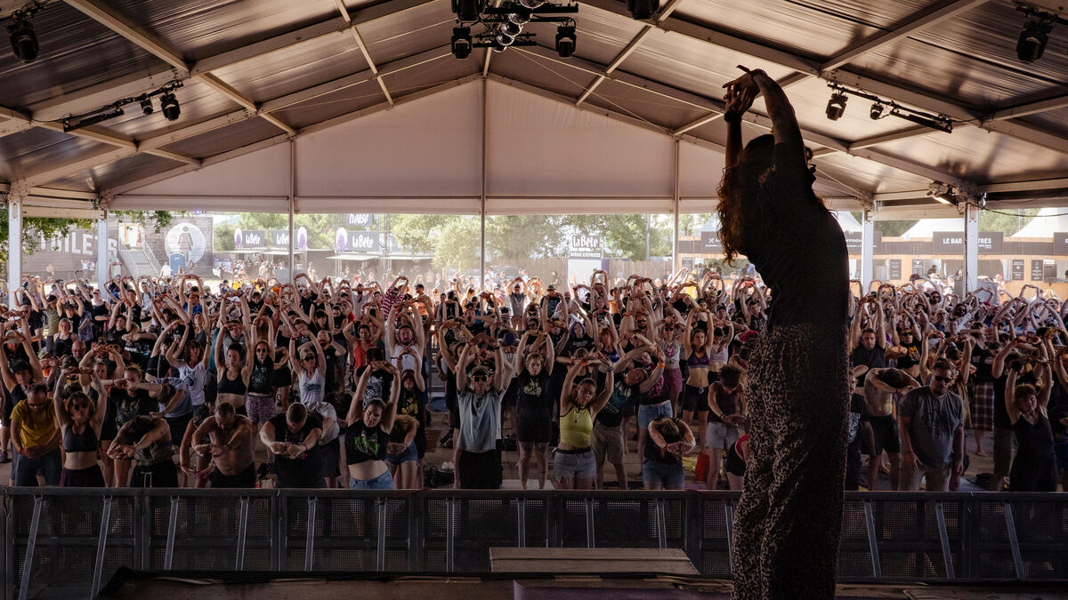 yoga - Au Hellfest 2025, les séances matinales de yoga attirent jusqu'à 500 métalleux : « C'est une bulle de douceur »