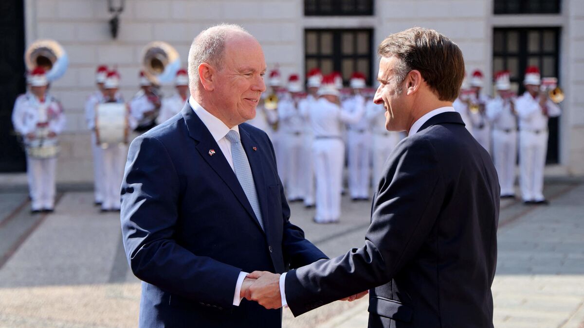 raquette - Un mont sous-marin « Albert II » et une raquette « Rafa No5 » : les cadeaux surprenants de Macron au prince de Monaco