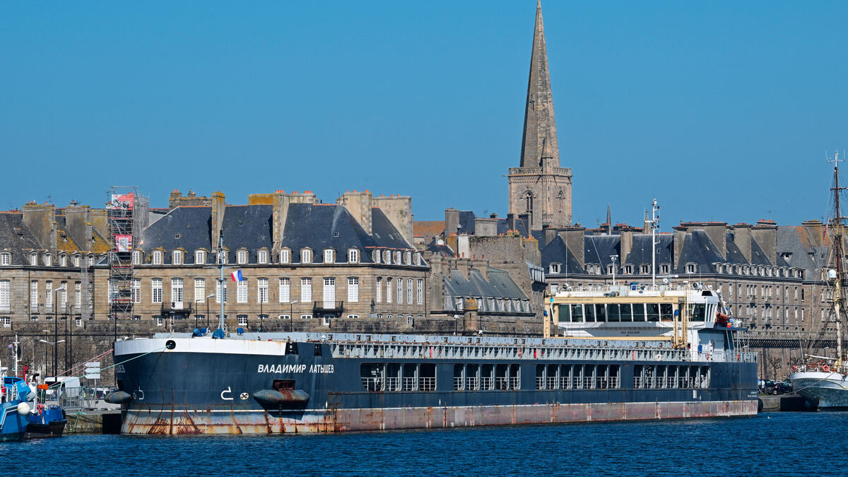 Navire - « Il Fait Presque Partie Des Meubles » : à Saint-Malo, la Longue Escale d’un Navire Russe Bloqué Depuis 2022