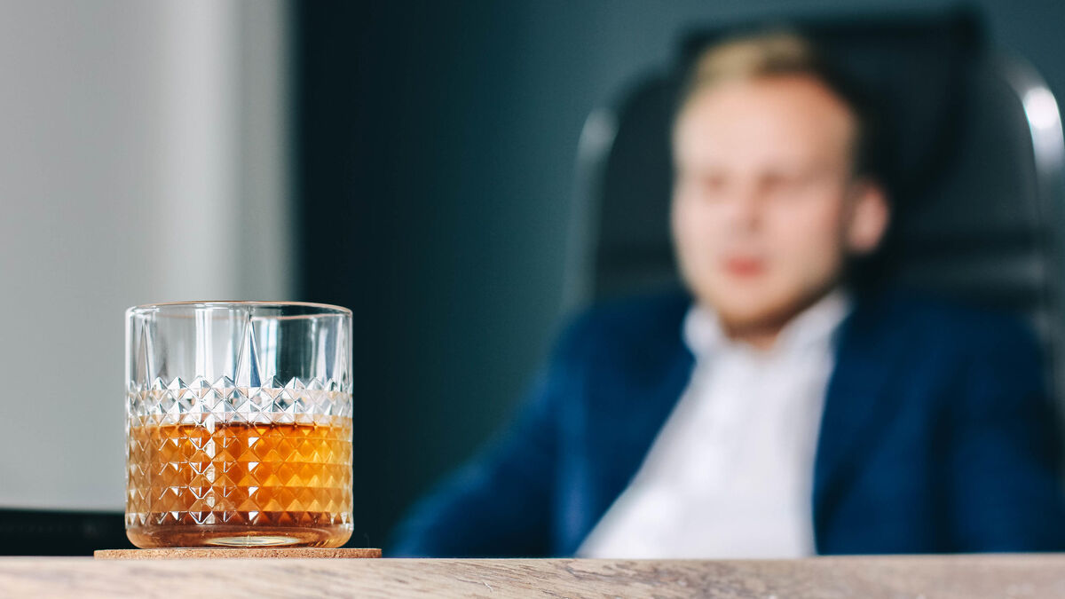 Alcool - « L'alcool m'aide à tenir le coup au travail » : le témoignage de Benjamin, patron et addict