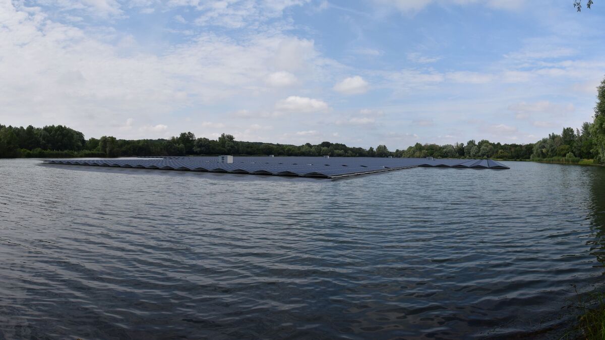 solaires - Une centrale flottante de 34 000 panneaux solaires déployée sur un plan d’eau du Loiret alimentera 3 200 foyers
