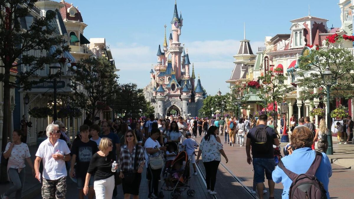 Disneyland - Un homme privatise Disneyland Paris pour son mariage… avec une fillette de 9 ans ?