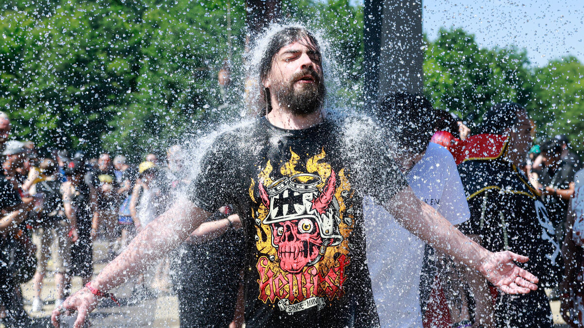 Hellfest - Hellfest 2025 : Perruques, éventails et mur d’eau… Comment les festivaliers font face à la canicule ?