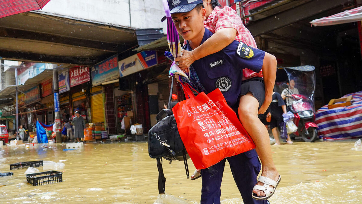 fillette - Une fillette de 8 ans secourue après 7 heures coincée dans un égout lors d'inondations en Chine